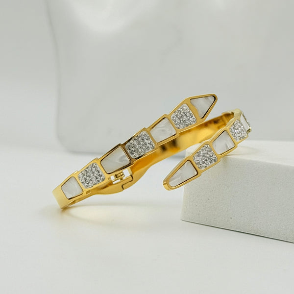 Nail shell snake Kada