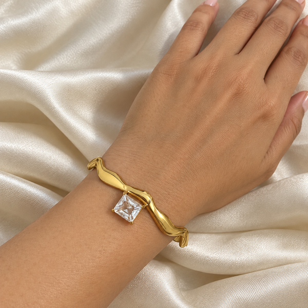 Aurora Solitaire Wave Gold Kada