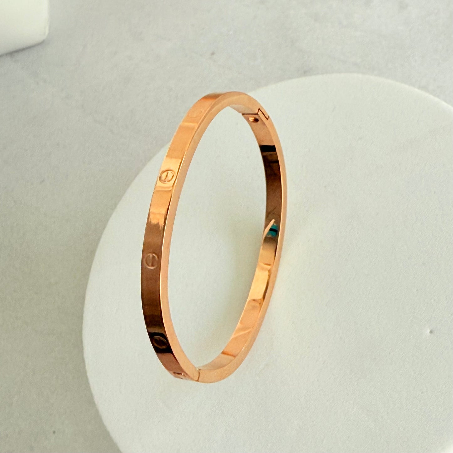 Thin love Kada