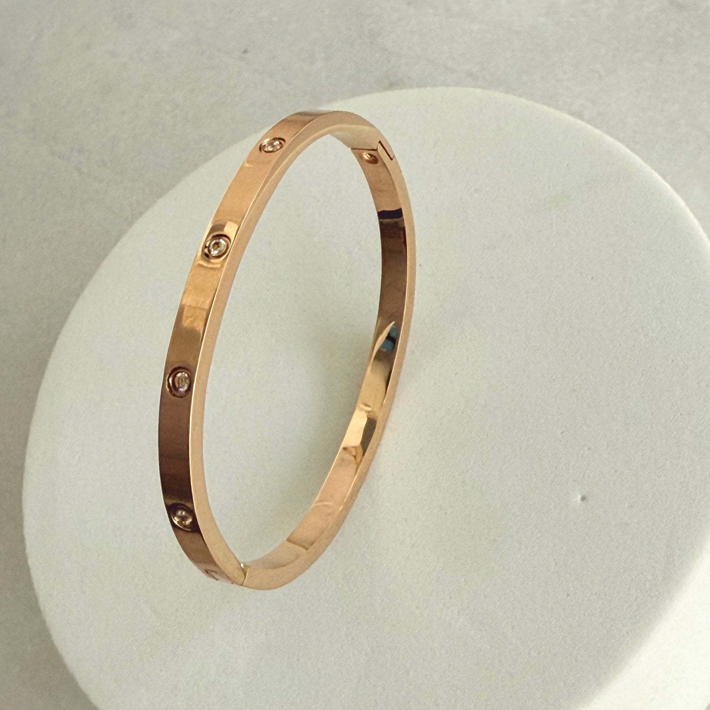 Thin love Kada