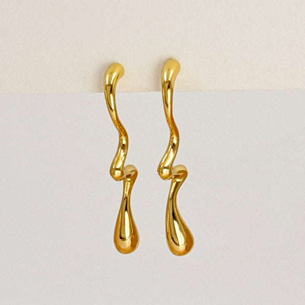 Wavy gild hoops earrings
