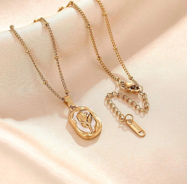 Rose on shell Necklace