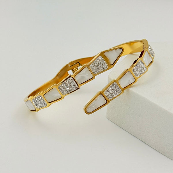 Nail shell snake Kada