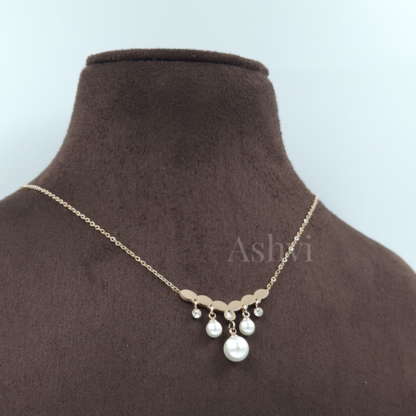 Dangling Pearl Necklace White