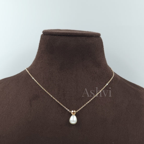 Minimal Pearl Necklace