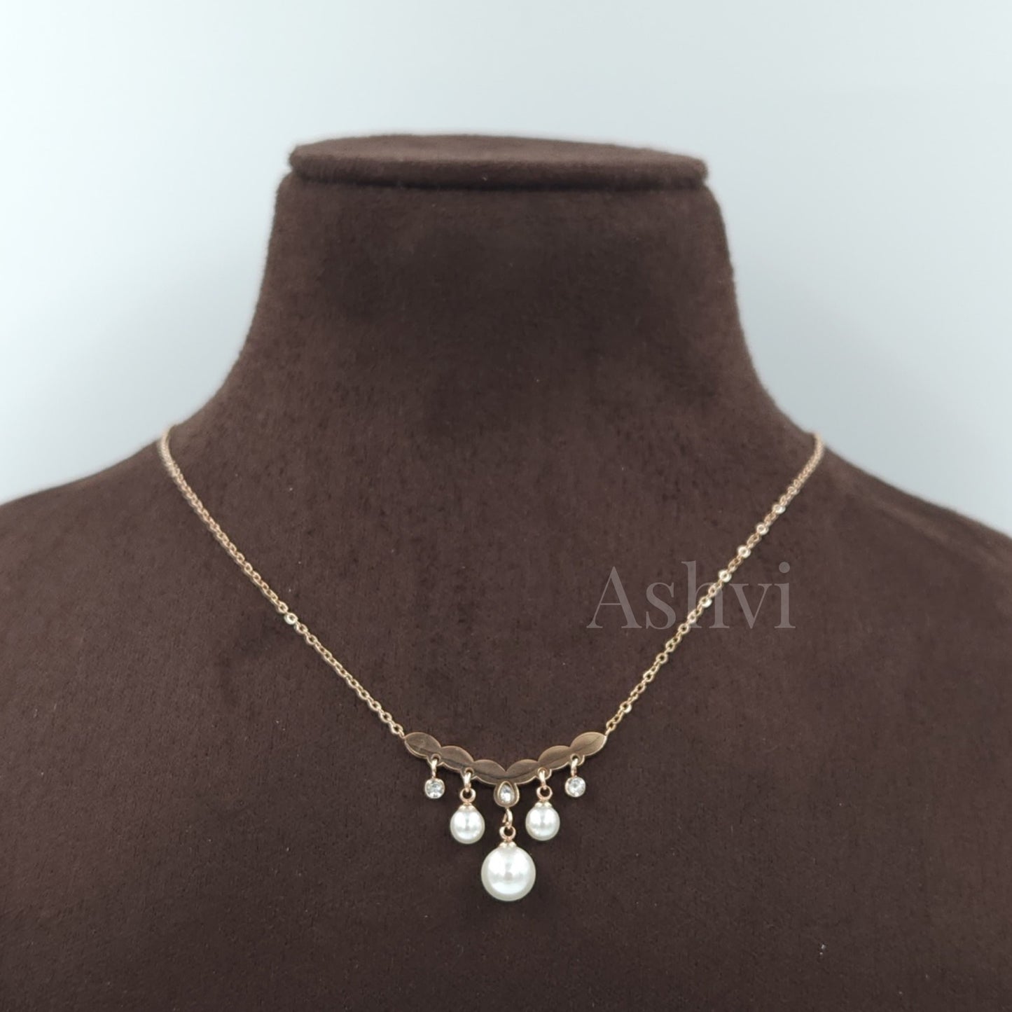 Dangling Pearl Necklace White
