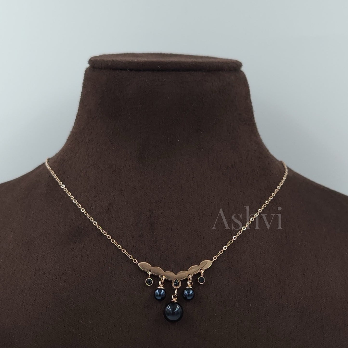 Dangling Pearl Necklace Black