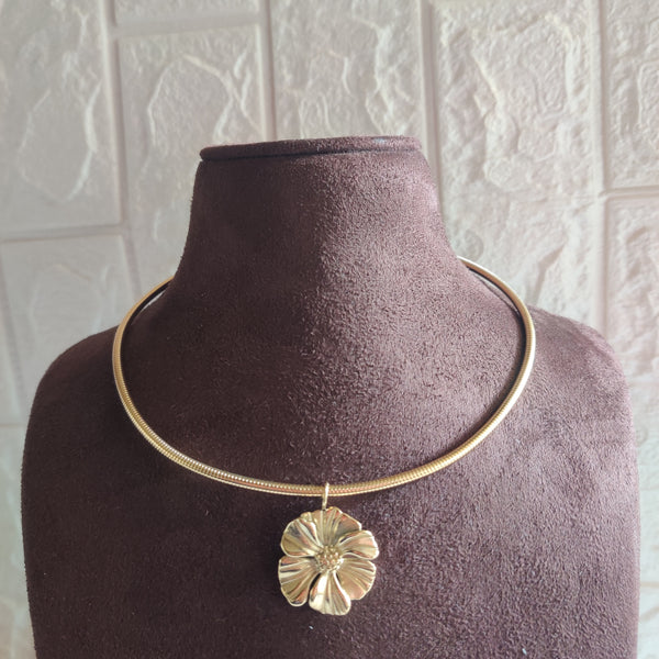 Flower Pendant Choker