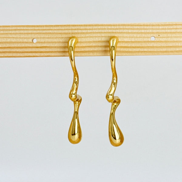 Wavy gild hoops earrings