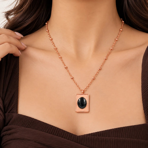 Middle black round neckace