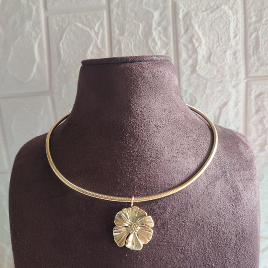 Flower Pendant Choker